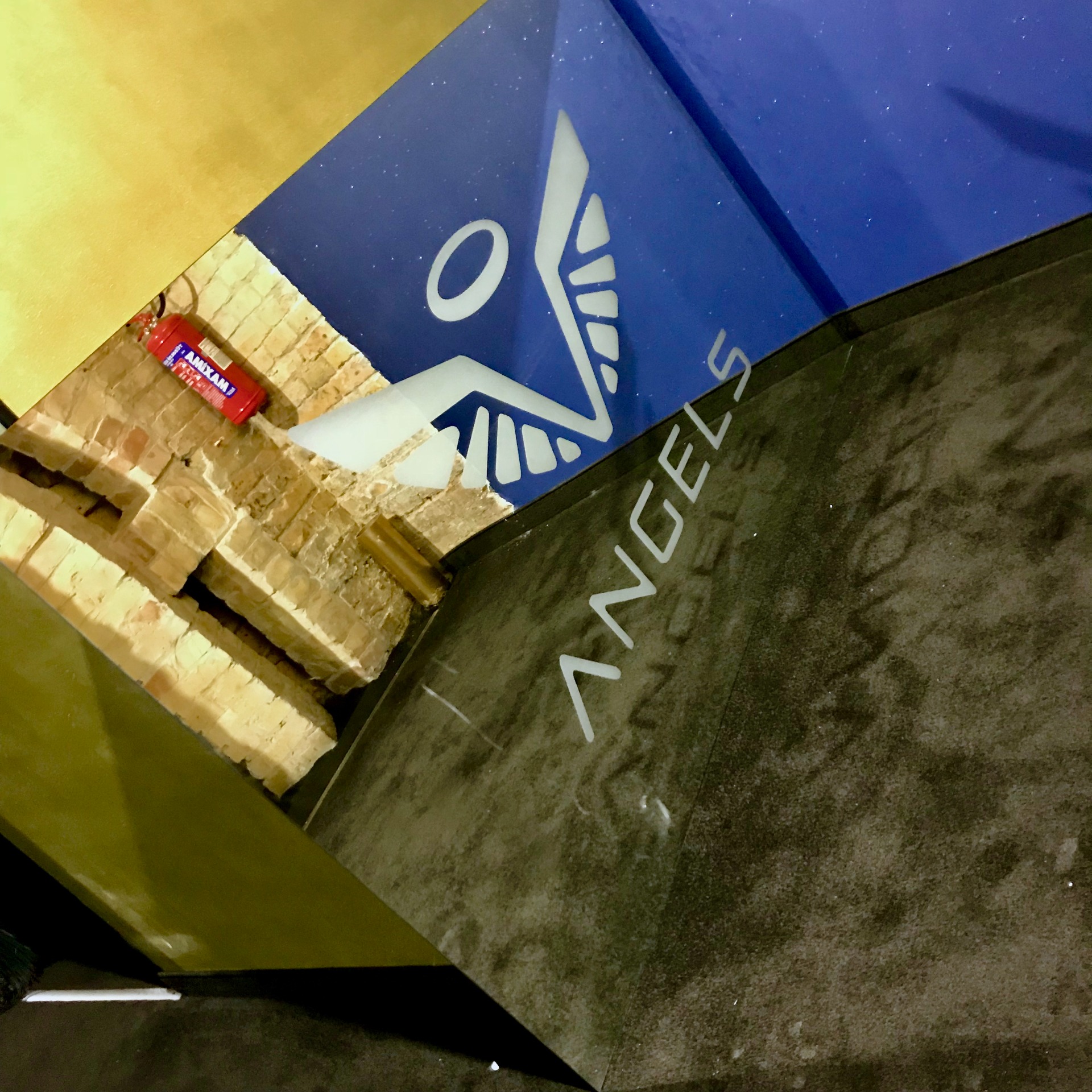 Angels night klub egyedi mintás LED tükre